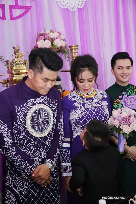 be-ca-phao-banh-bao-trong-ngay-me-len-xe-hoa-3