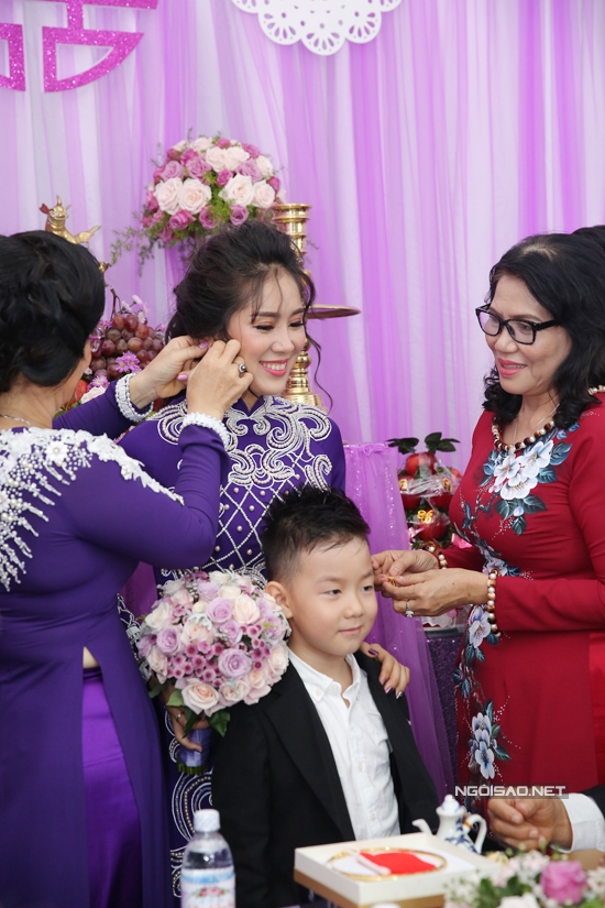 be-ca-phao-banh-bao-trong-ngay-me-len-xe-hoa-4