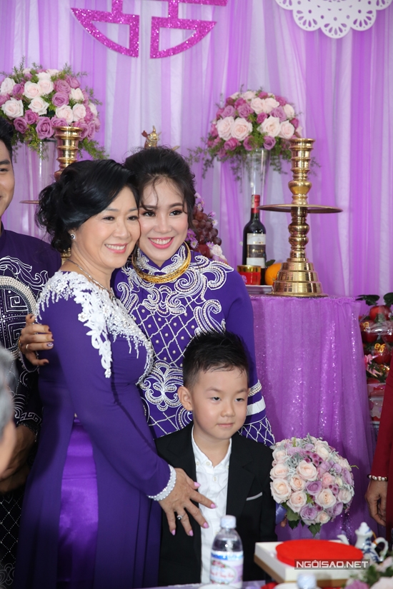 be-ca-phao-banh-bao-trong-ngay-me-len-xe-hoa-5