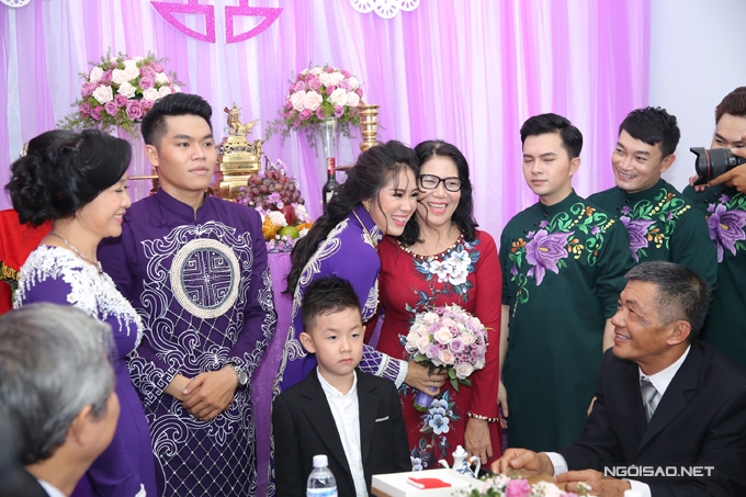 be-ca-phao-banh-bao-trong-ngay-me-len-xe-hoa-6