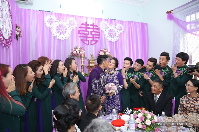 be-ca-phao-banh-bao-trong-ngay-me-len-xe-hoa-7