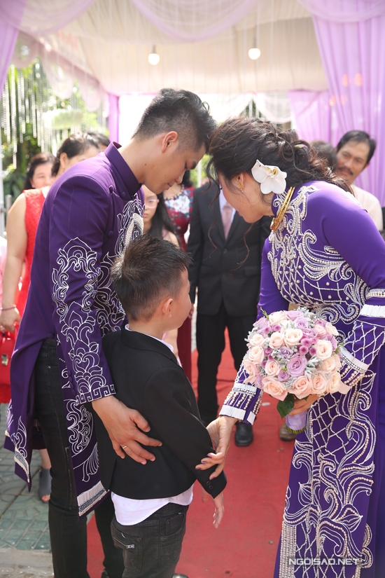 be-ca-phao-banh-bao-trong-ngay-me-len-xe-hoa-10