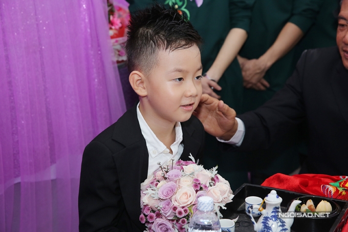 be-ca-phao-banh-bao-trong-ngay-me-len-xe-hoa-page-2