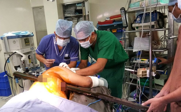 Bị thanh sắt dài cả mét đâm xuyên người, tài xế vẫn tỉnh táo - 2