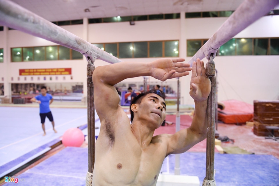Cac VDV TDDC Viet Nam khoe than hinh sieu mau truoc SEA Games hinh anh 3