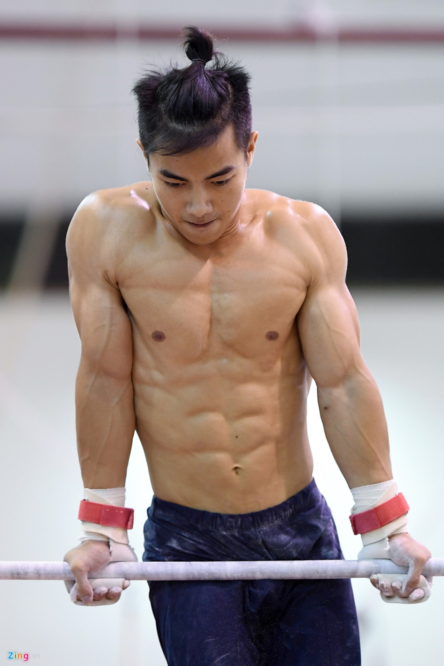 Cac VDV TDDC Viet Nam khoe than hinh sieu mau truoc SEA Games hinh anh 4