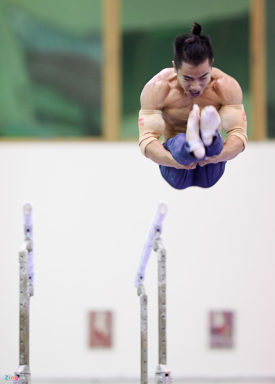 Cac VDV TDDC Viet Nam khoe than hinh sieu mau truoc SEA Games hinh anh 6
