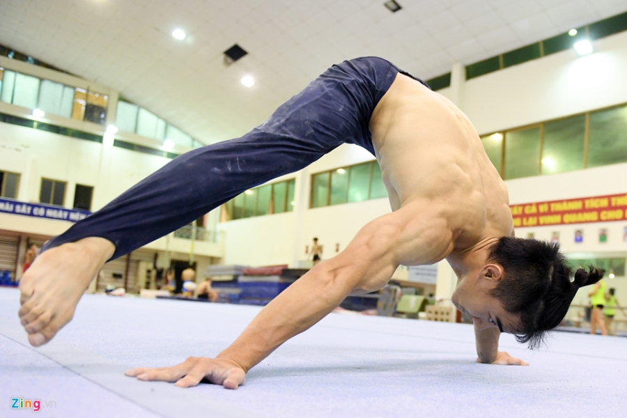 Cac VDV TDDC Viet Nam khoe than hinh sieu mau truoc SEA Games hinh anh 7