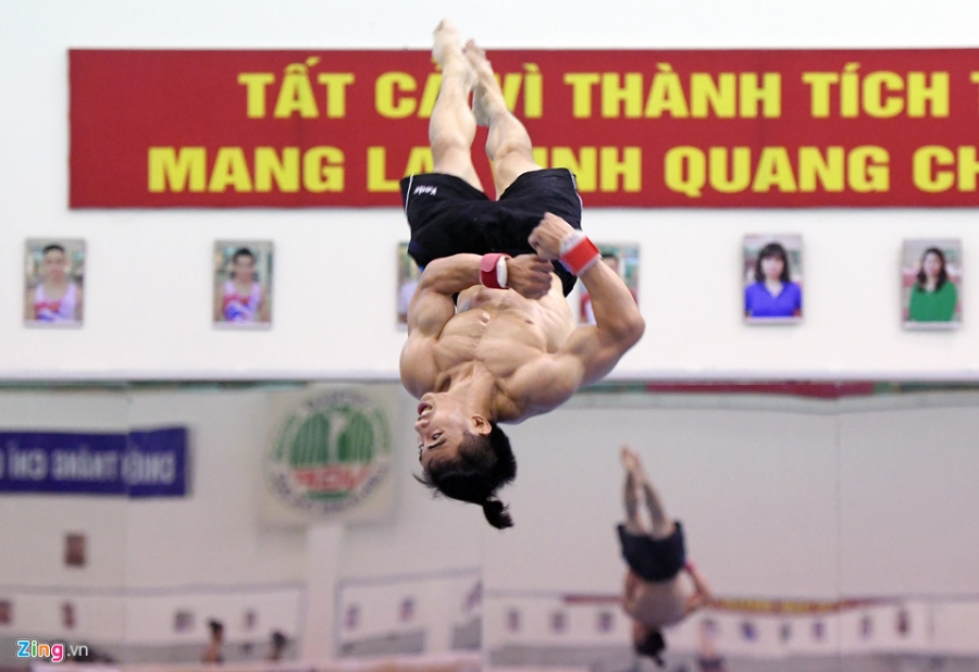 Cac VDV TDDC Viet Nam khoe than hinh sieu mau truoc SEA Games hinh anh 8