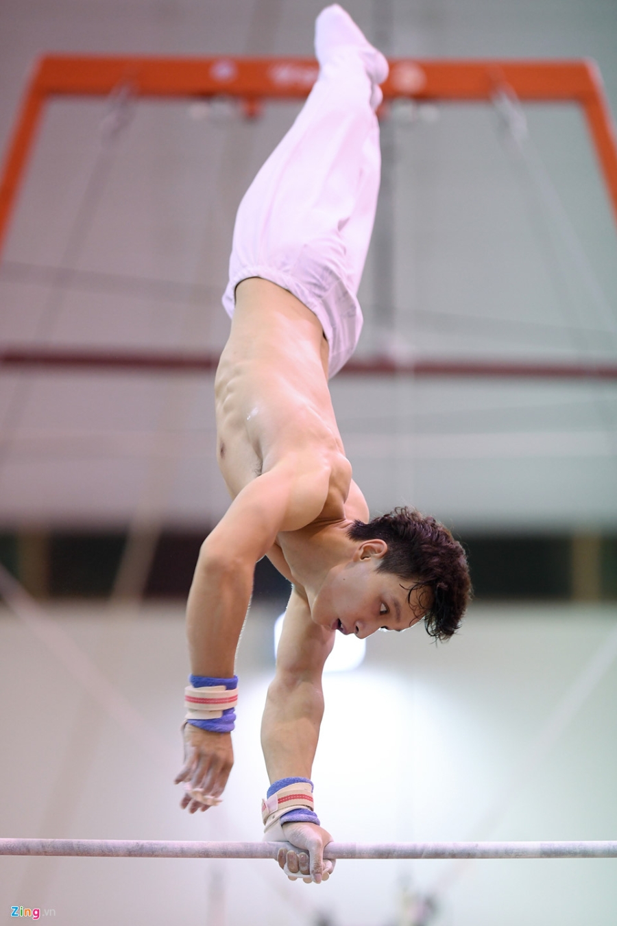Cac VDV TDDC Viet Nam khoe than hinh sieu mau truoc SEA Games hinh anh 12