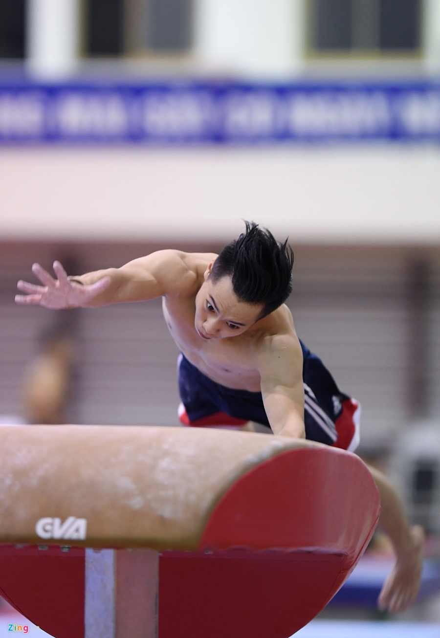 Cac VDV TDDC Viet Nam khoe than hinh sieu mau truoc SEA Games hinh anh 13