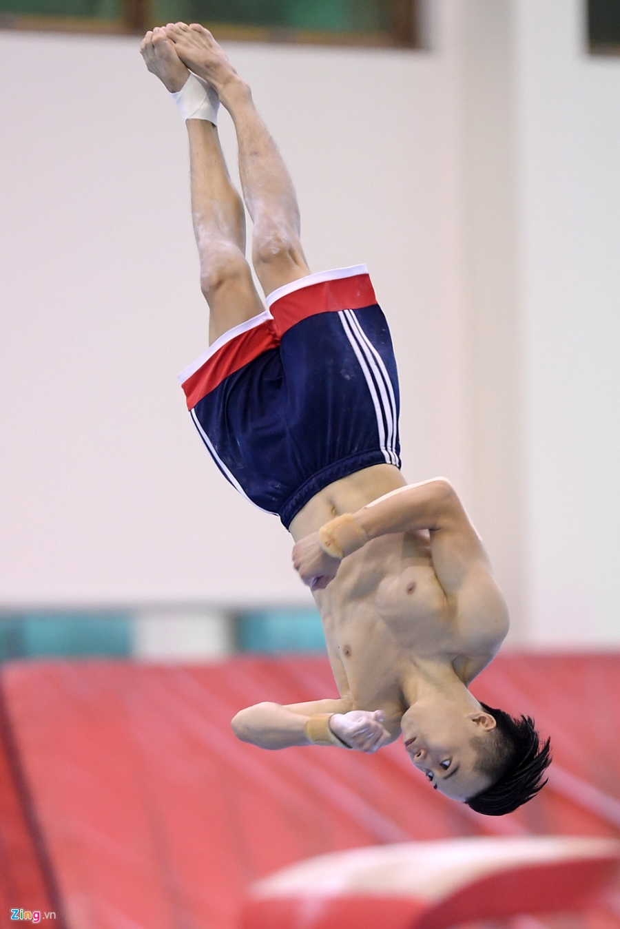 Cac VDV TDDC Viet Nam khoe than hinh sieu mau truoc SEA Games hinh anh 14