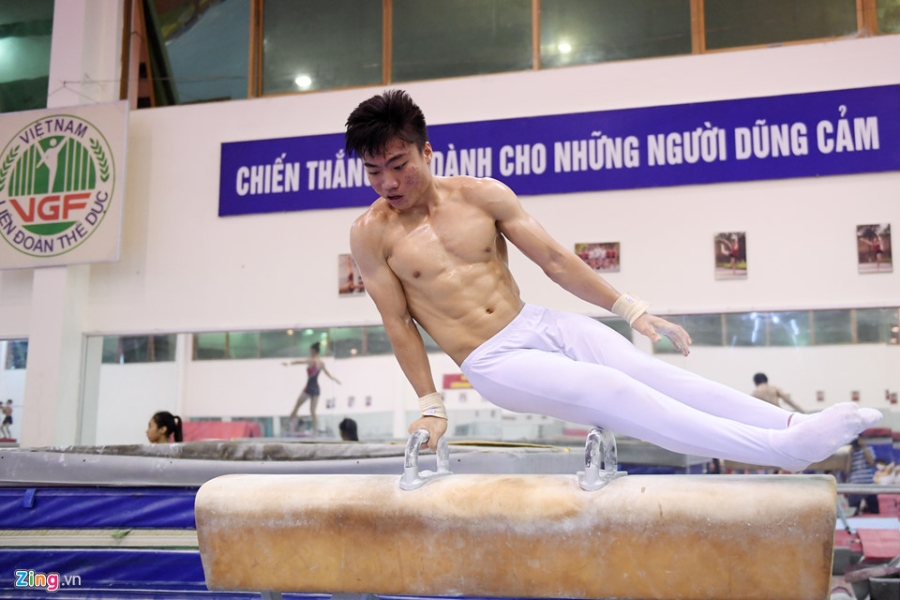 Cac VDV TDDC Viet Nam khoe than hinh sieu mau truoc SEA Games hinh anh 17