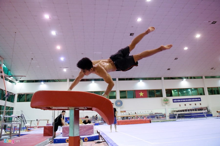 Cac VDV TDDC Viet Nam khoe than hinh sieu mau truoc SEA Games hinh anh 19