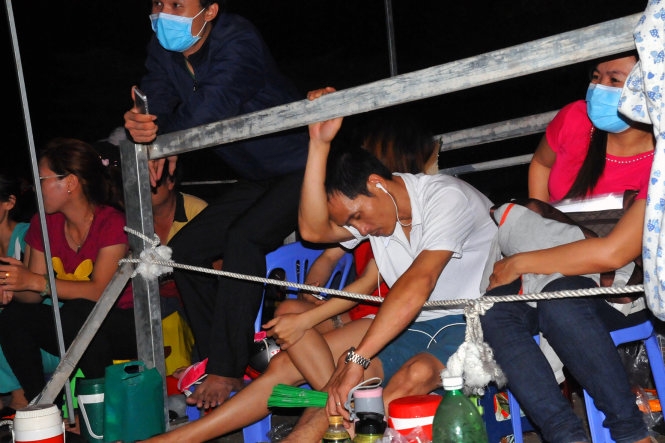 Cố thủ xuyên đêm trước trường chờ nộp đơn lớp 1 cho con 