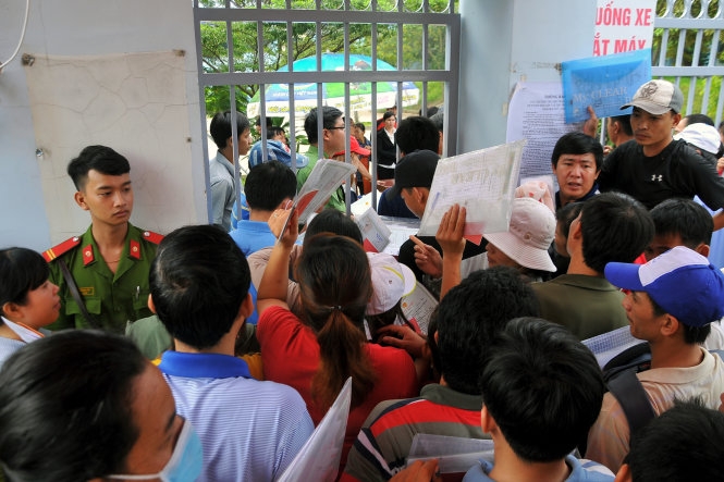 Cố thủ xuyên đêm trước trường chờ nộp đơn lớp 1 cho con 