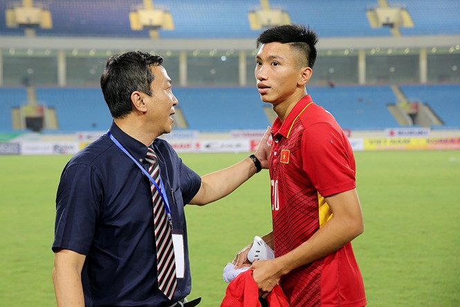 Văn Hậu 'không tin' khi nhìn vào danh sách 20 thành viên U.20 Việt Nam mà BTC SEA Games cung cấp /// Minh Tú