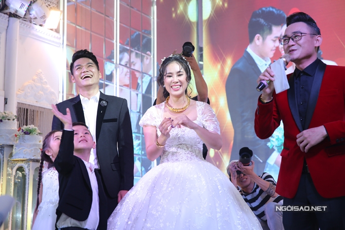 le-phuong-hon-trung-kien-say-dam-truoc-mat-con-trai-5