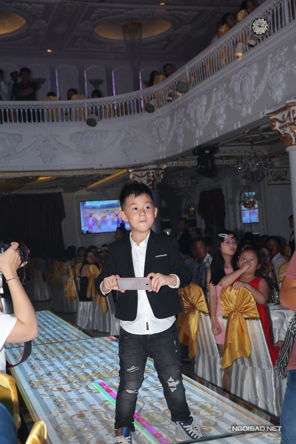 le-phuong-hon-trung-kien-say-dam-truoc-mat-con-trai-13
