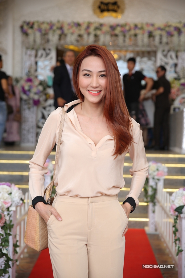 ngan-khanh-tu-singapore-ve-tra-vinh-du-dam-cuoi-le-phuong-1