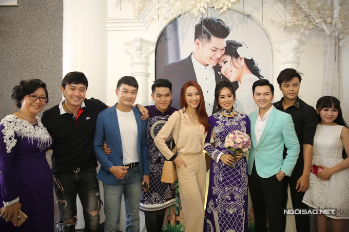 ngan-khanh-tu-singapore-ve-tra-vinh-du-dam-cuoi-le-phuong-2