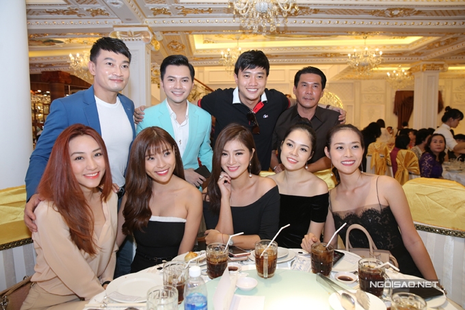ngan-khanh-tu-singapore-ve-tra-vinh-du-dam-cuoi-le-phuong-4