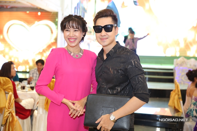 ngan-khanh-tu-singapore-ve-tra-vinh-du-dam-cuoi-le-phuong-8