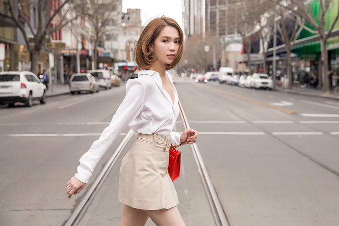 ngoc-trinh-toc-ngan-tre-trung-sai-buoc-tren-duong-pho-australia-2