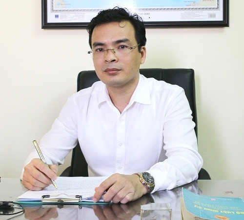 Pho chu tich xa sai khi phe binh ca nha co gai trong so yeu ly lich hinh anh 1