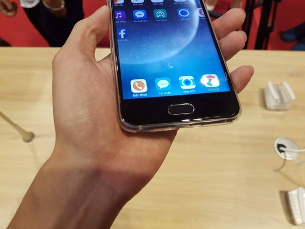 Thật không thể tin được! Bphone 2017 đeo vừa ốp lưng với iPhone 7 Plus - Ảnh 2.