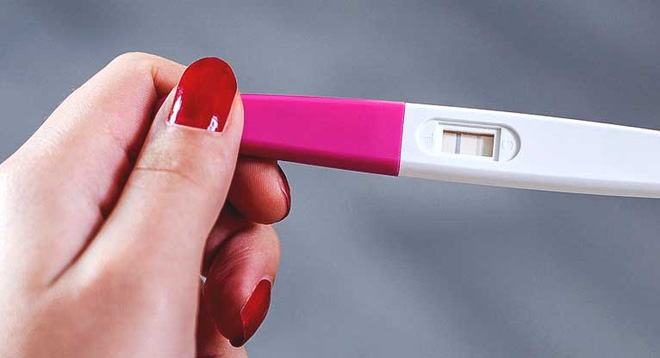 Vừa biết mình mang thai, ngay hôm sau bà mẹ này lên bàn đẻ sinh hạ cậu con trai kháu khỉnh - Ảnh 1.