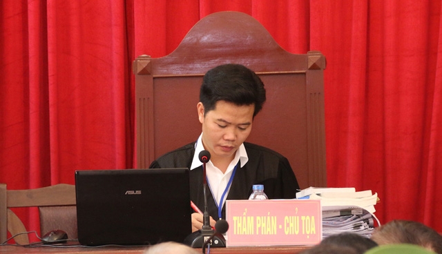  Trước đề nghị của luật sư và ý kiến của đại diện Viện kiểm sát, Chủ tọa thay mặt HĐXX quyết định cho tiếp tục phiên tòa 
