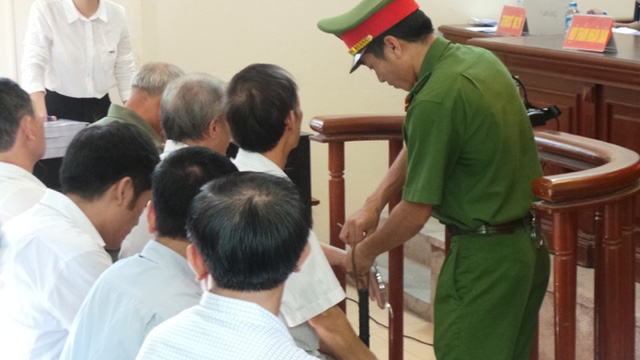  Một số bị cáo có mặt sớm tại tòa 