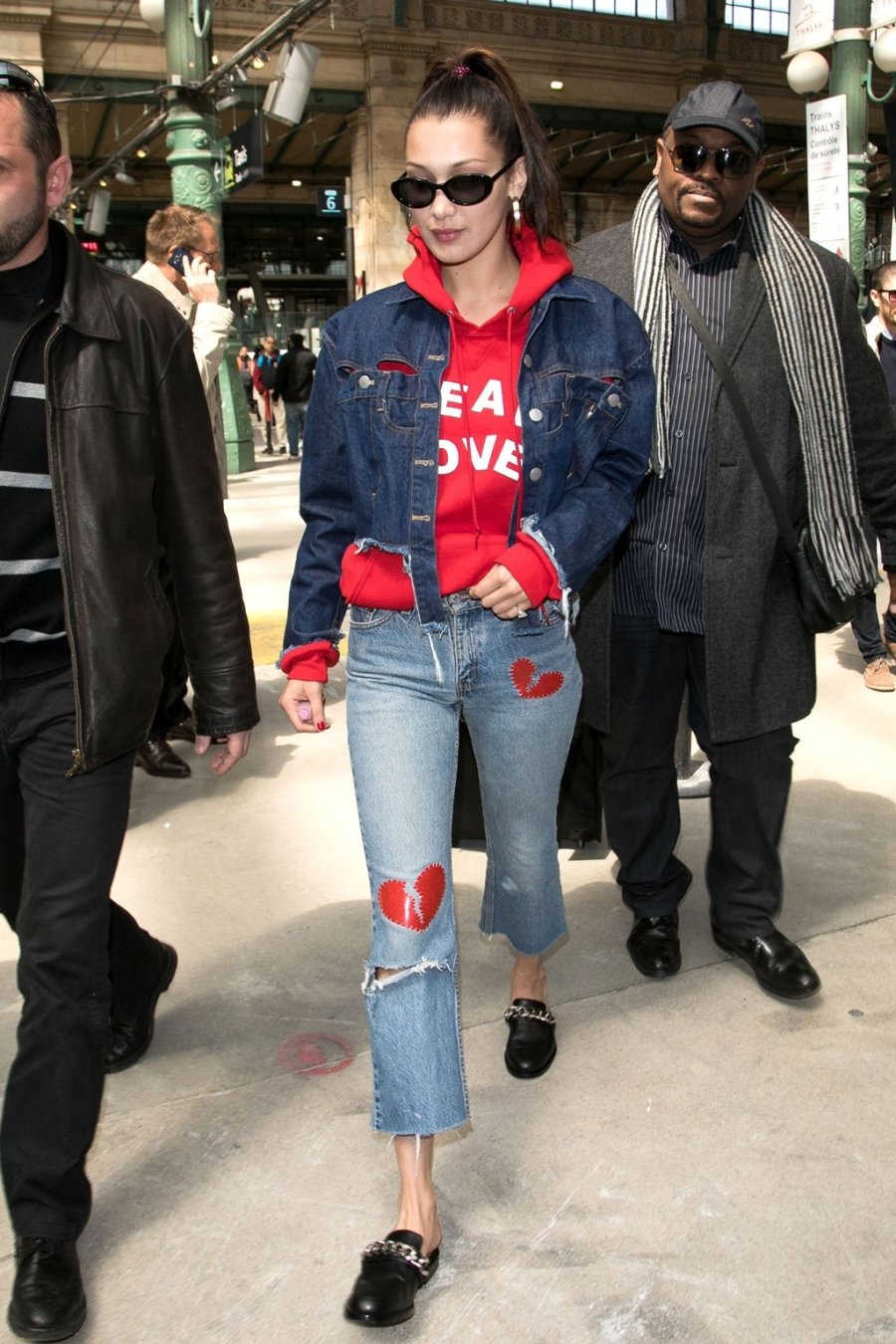 Cach dien jeans rach ca tinh khi xuong pho hinh anh 9