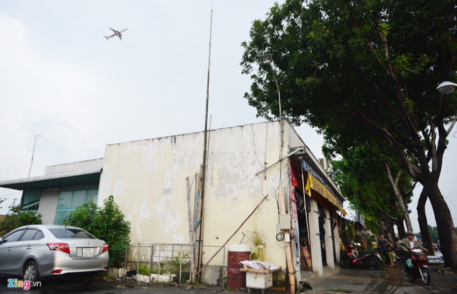 Can canh hang chuc kiot, cay xang giap san bay Tan Son Nhat hinh anh 16