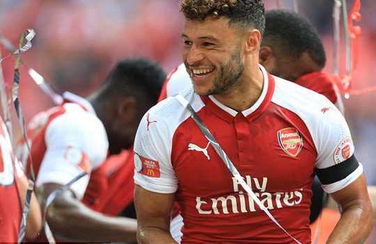 Chelsea chi 25 triệu bảng lôi kéo Chamberlain - Ảnh 1.