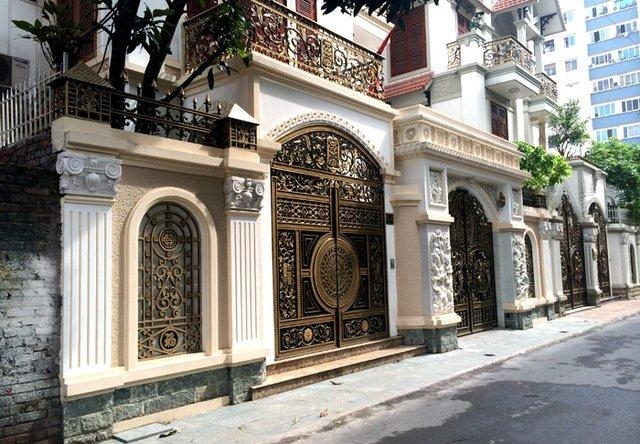 Thiết kế biệt thự bên ngoài giống nhau. Ảnh: Pháp luật số
