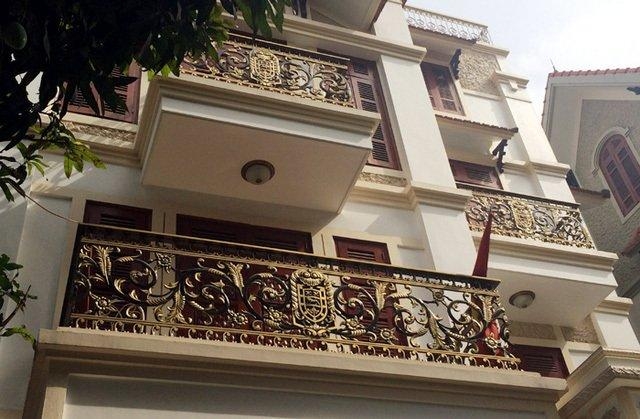 Ngay cả hệ thống ban công bên ngoài cũng như từ một khuôn đúc ra. Ảnh: Pháp luật số