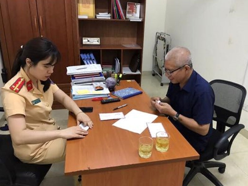 Đánh rơi ví có 20 triệu, may mắn được CSGT trả lại - ảnh 1