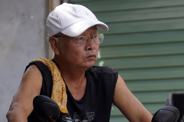  Chiếc khăn thấm mồ hôi vắt trên vai một người dân trong ngày nắng nóng. Không chỉ khiến người dân vất vả, những đợt nắng nóng và mưa ẩm đan xen còn khiến dịch bệnh phát triển, trong đó có dịch sốt xuất huyết đang hoành hành khắp nơi. 