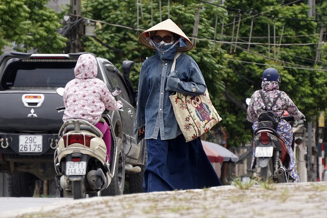  Mặc quần áo che kín người là cách chống nắng phổ biến mà người đi đường áp dụng. 