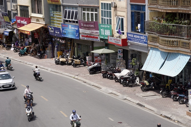  Đoạn phố không một bóng cây xanh. Những nơi thiếu cây xanh như thế này khiến cho nắng nóng càng tác oai tác quái hơn. 