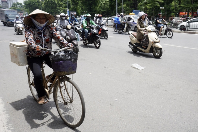  Ánh nắng giữa trưa ngày 9/8 tại trung tâm Hà Nội. 
