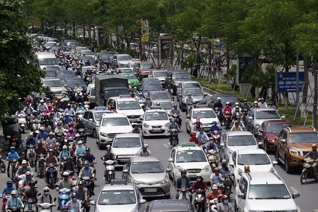  Một điểm ách tắc trên phố Xã Đàn đúng thời điểm nắng chói chang như tra tấn người tham gia giao thông. 
