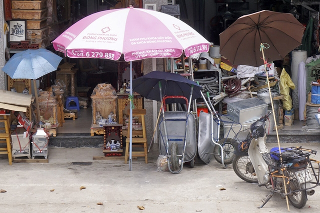  Cửa hàng mặt tiền dùng tới 4 chiếc ô che nắng. 