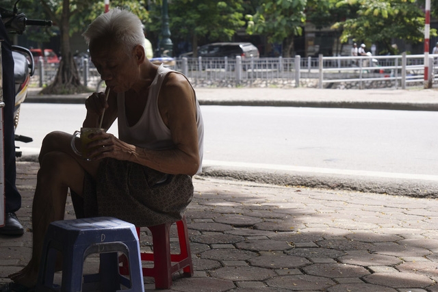  Một người dân đang giải khát trên đường phố. 