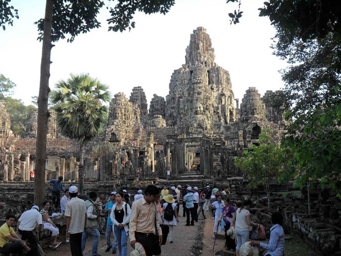 Du khách VN tại đền Angkor Wat (Campuchia) /// Ảnh: Đoàn Xuân Hải