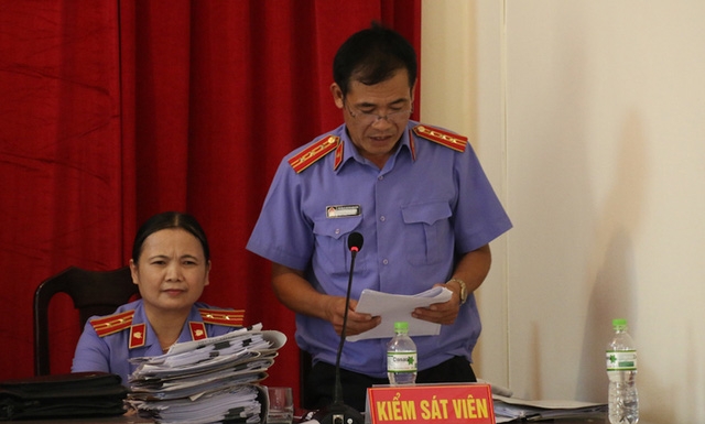  Đại diện kiểm sát nhân dân trả lời đối chất với luật sư bào chữa cho các bị cáo 