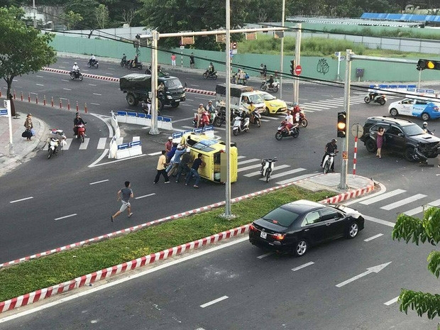 Taxi lat giua giao lo, nguoi di duong hop suc cuu tai xe bi mac ket hinh anh 1