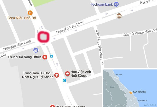 Taxi lat giua giao lo, nguoi di duong hop suc cuu tai xe bi mac ket hinh anh 2